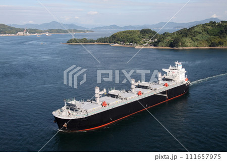 来島海峡大橋を通過する貨物船 来島海峡大橋を通過する貨物船 111657975