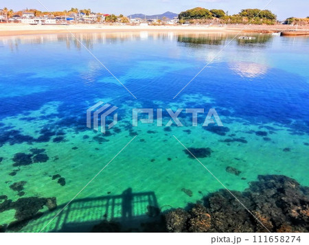 透き通る青い海「浜島海浜公園」 111658274