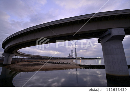水面に映る橋 111658439