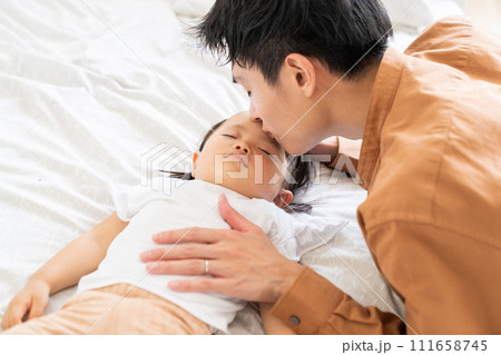 眠る赤ちゃんとお父さん キス 眠る赤ちゃんとお父さん キス 111658745