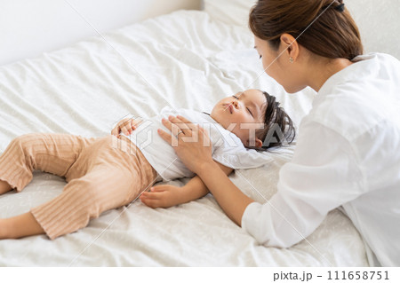 眠る赤ちゃんとお母さん 111658751