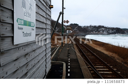 海岸の鉄道駅ホームと線路 111658873