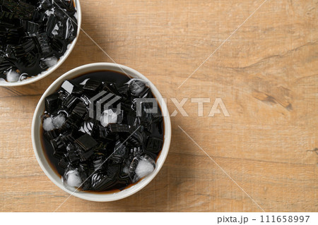 Black grass jelly with ice 111658997