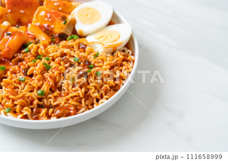 Korean instant noodles with Korean rice cake and fish cake and boiled egg 111658999