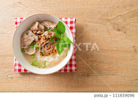Pho Bo vietnamese soup with pork and rice noodles Pho Bo vietnamese soup with pork and rice noodles 111659096