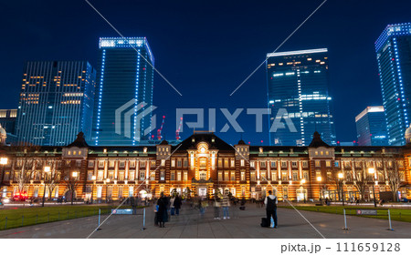 冬晴れの青く澄んだ夜空とライトアップされた東京駅と高層ビル群｜東京駅イメージ｜東京都千代田区丸の内 111659128