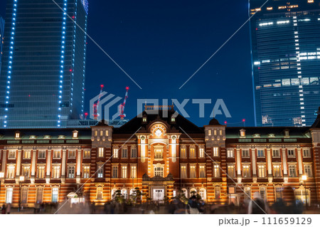 冬晴れの青く澄んだ夜空とライトアップされた東京駅と高層ビル群｜東京駅イメージ｜東京都千代田区丸の内 111659129