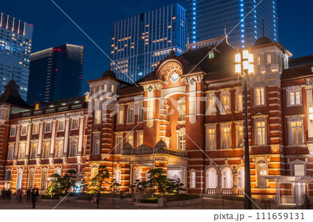 冬晴れの青く澄んだ夜空とライトアップされた東京駅と高層ビル群｜東京駅イメージ｜東京都千代田区丸の内 111659131