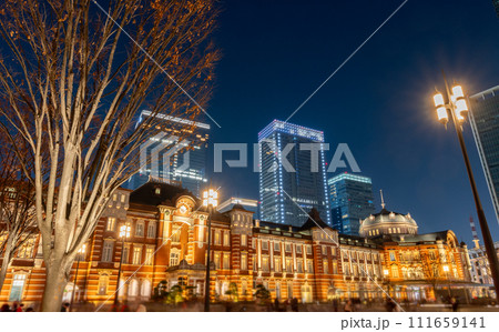 冬晴れの青く澄んだ夜空とライトアップされた東京駅と高層ビル群｜東京駅イメージ｜東京都千代田区丸の内 111659141