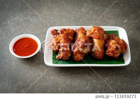 Crispy Fried Chicken with Fish Sauce 111659271