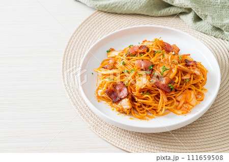 stir-fried spaghetti with kimchi and bacon 111659508