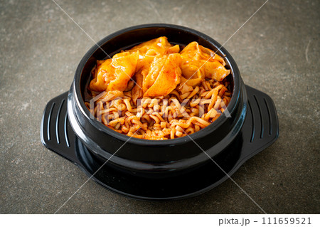Korean instant noodles with dumplings 111659521