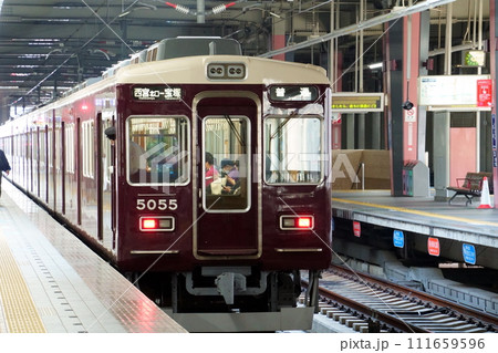 阪急電車（宝塚駅） 111659596