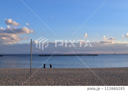 神戸・須磨海岸の夕焼け 111660285