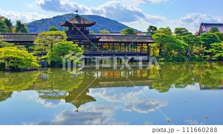 京都 平安神宮神苑の風景 111660288