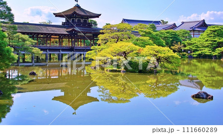 京都 平安神宮神苑の風景 111660289