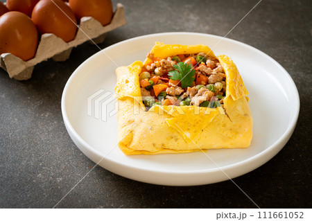 egg wrap or stuffed egg with minced pork and vegetable 111661052