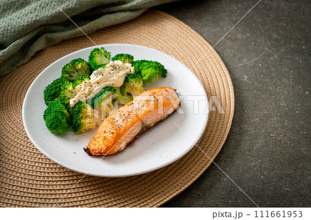 grilled salmon fillet steak with broccoli 111661953