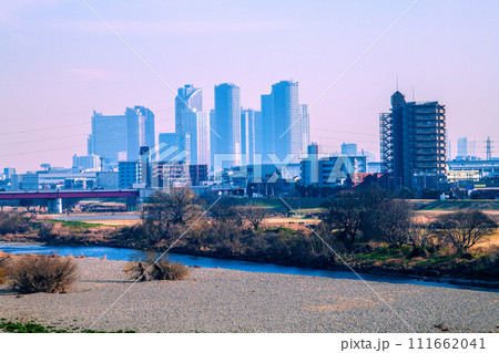 日本の東京都市景観 2月…二子玉川駅近くの多摩川や霞む武蔵小杉駅前のタワーマンション群・奥=14日 日本の東京都市景観 2月…二子玉川駅近くの多摩川や霞む武蔵小杉駅前のタワーマンション群・奥=14日 111662041