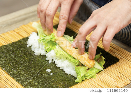 節分の巻き寿司を作る女性の手元 節分の巻き寿司を作る女性の手元 111662140