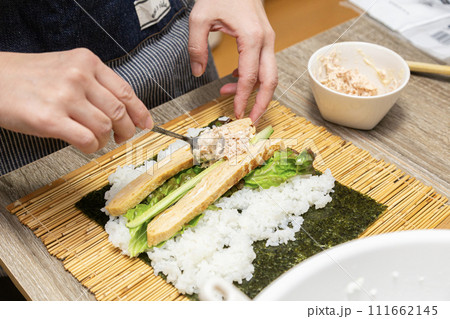 節分の巻き寿司を作る女性の手元 節分の巻き寿司を作る女性の手元 111662145