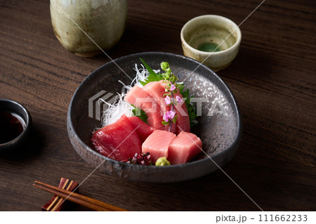 中トロ、トロ、赤身　本鮪の刺身 111662233