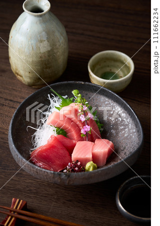 中トロ、トロ、赤身　本鮪の刺身 111662234