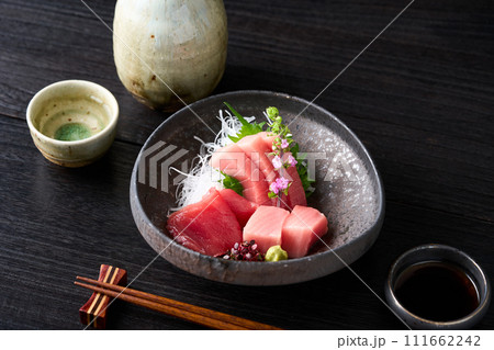 中トロ、トロ、赤身 本鮪の刺身 中トロ、トロ、赤身 本鮪の刺身 111662242