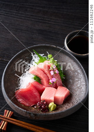 中トロ、トロ、赤身　本鮪の刺身 111662246