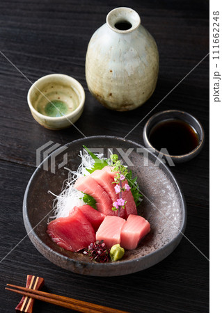 中トロ、トロ、赤身　本鮪の刺身 111662248