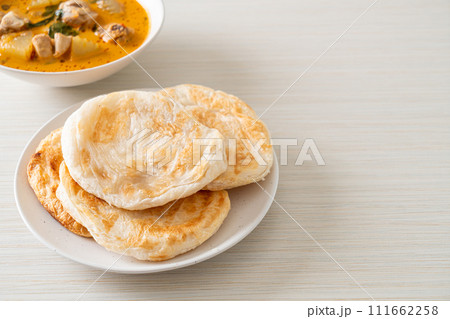 Chicken curry soup with roti 111662258