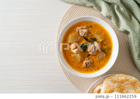 Chicken curry soup with roti 111662259