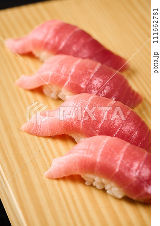 本鮪、中トロの握り 本鮪、中トロの握り 111662781