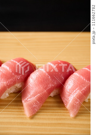 本鮪、中トロの握り 111662782