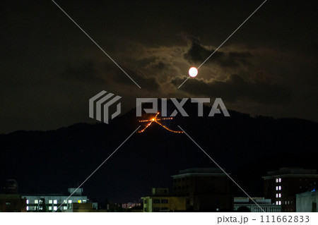 五山送り火大文字と満月 111662833