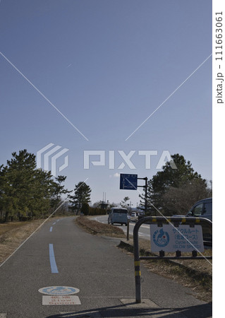 ビワイチ路面標識とサイクリングロードと青空　6 111663061