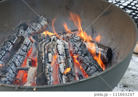 積もった雪と焚火の景色 111663287