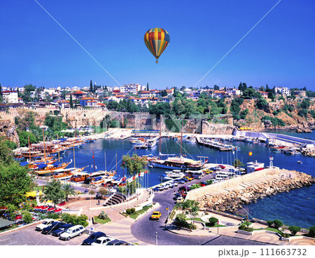 アンタルヤの港にかかる虹 111663732