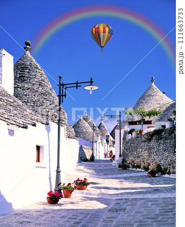 アルベロベッロのとんがり屋根にかかる虹 アルベロベッロのとんがり屋根にかかる虹 111663733