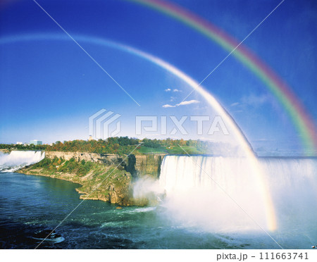 ナイアガラの滝にかかる虹 111663741