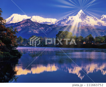 ポカラよりアンナプルナ連山を望む 111663752