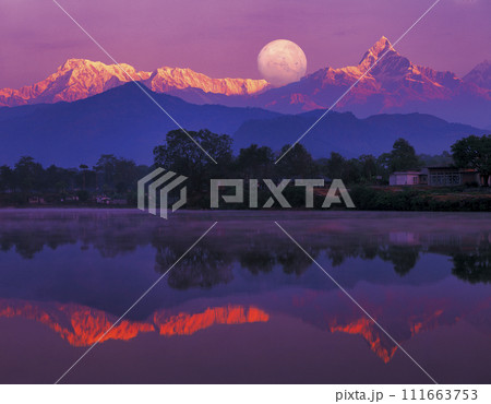 ポカラよりアンナプルナ連山を望む 111663753