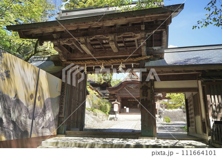 四国の香川県にある通称こんぴらさん。金刀比羅宮への参拝 四国の香川県にある通称こんぴらさん。金刀比羅宮への参拝 111664101