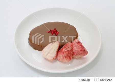 チョコレートラスクとまるごと苺チョコ 111664392