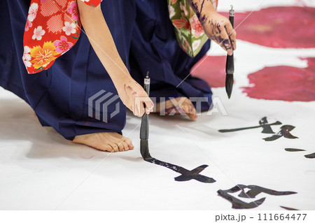 半紙の上の女性 111664477