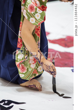 袴を着た女性 111664482