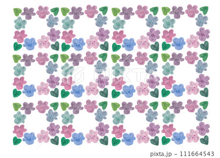 透明水彩絵の具で描いたスミレの花と葉のモダンなリース12コのイラストL 111664543