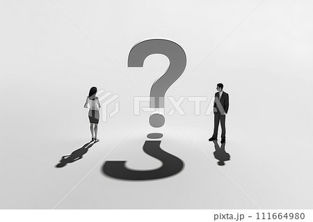 大きな?マークを見て考え込むビジネスマン（3D） 111664980