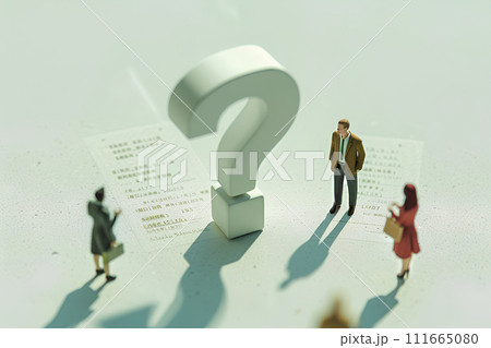 大きな?マークを見て考え込むビジネスマン（3D） 111665080