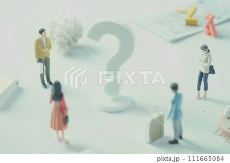 大きな?マークを見て考え込むビジネスマン(3D) 大きな?マークを見て考え込むビジネスマン(3D) 111665084